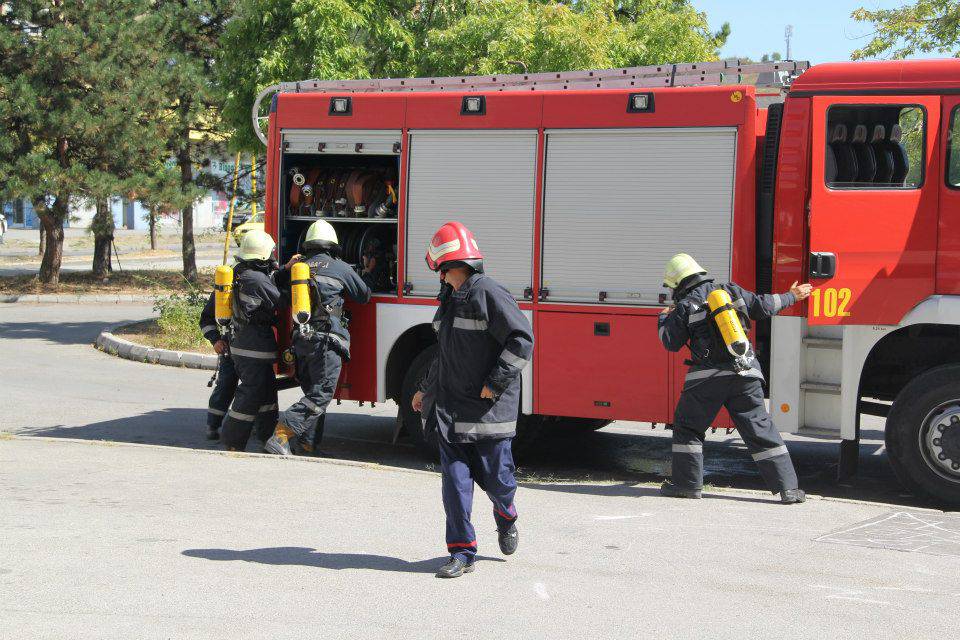 tuzlanski vatrogasci jucer su imali 4 intervencije a u dva navrata su gasili pozare na stambenim kucama