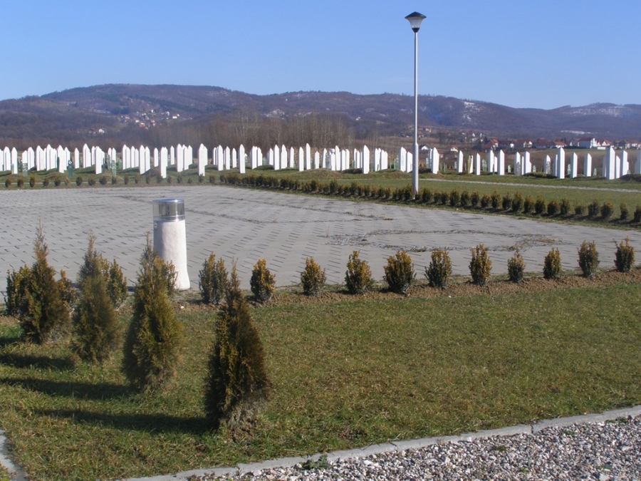 povodom kolektivne dzenaze ubijenih zvornicana 1992 -1995 u gornjoj kalesiji dan zalosti proglasen u sapni i kalesiji