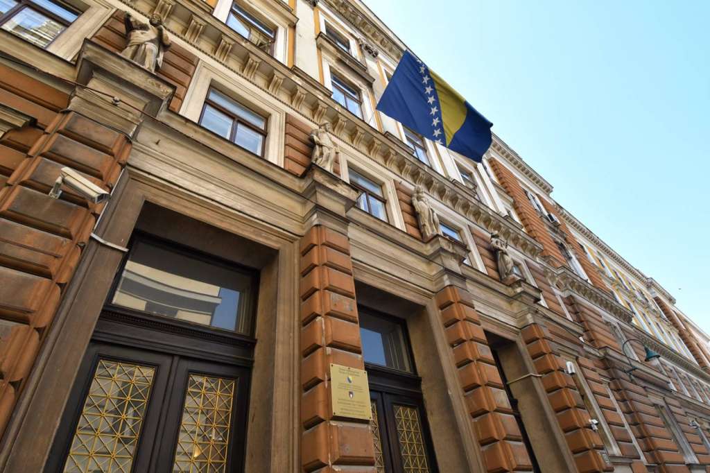 kantonalni sud u sarajevu prihvatio je prijedlog tuzilastva ks i odredio jednomjesecni pritvor ajni djukic osumnjičenoj za ubistvo majke u sarajevskom naselju visnjik