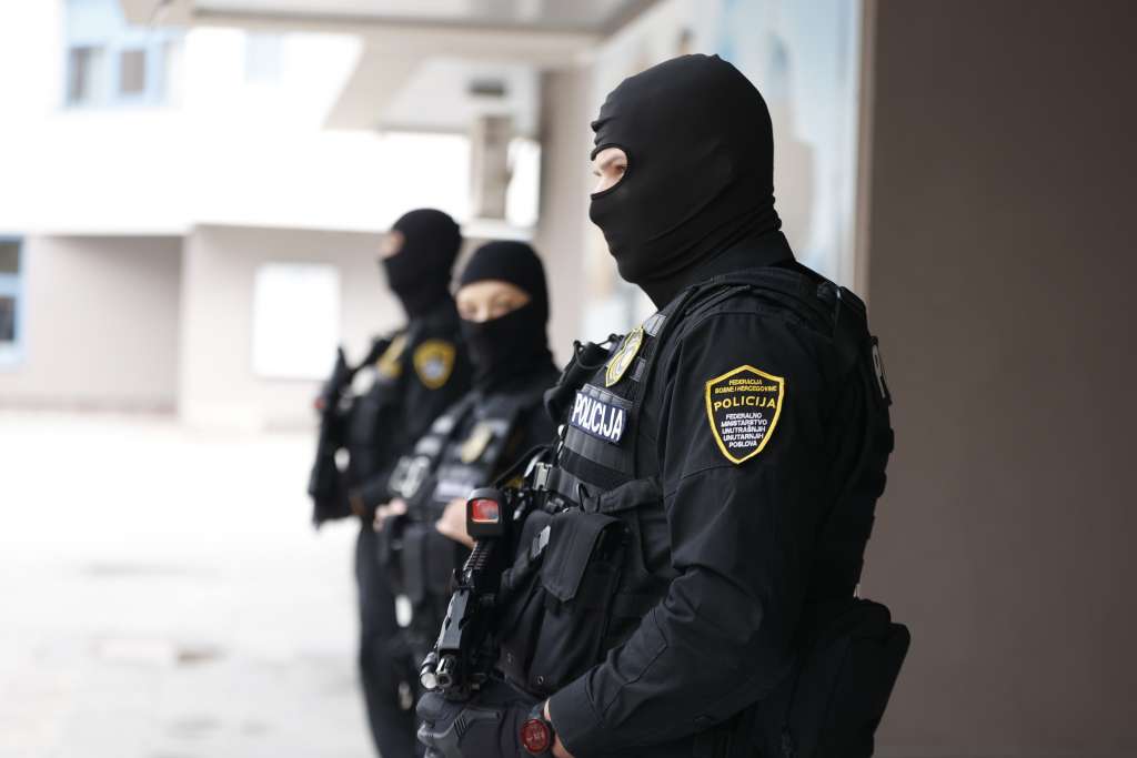 sluzbenici federalne uprave policije u sklopu akcije ata u sarajevu vrse pretrese na 13 lokacija ocekuju se i hapsenja