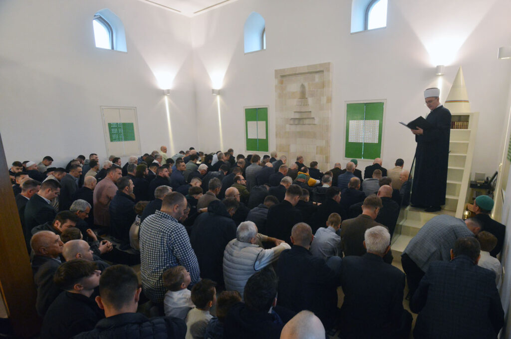 veliki broj vjernika jutros se okupio u tuzlanskim dzamijama kako bi klanjao bajram namaz i docekao veliki muslimanski praznik bajrama