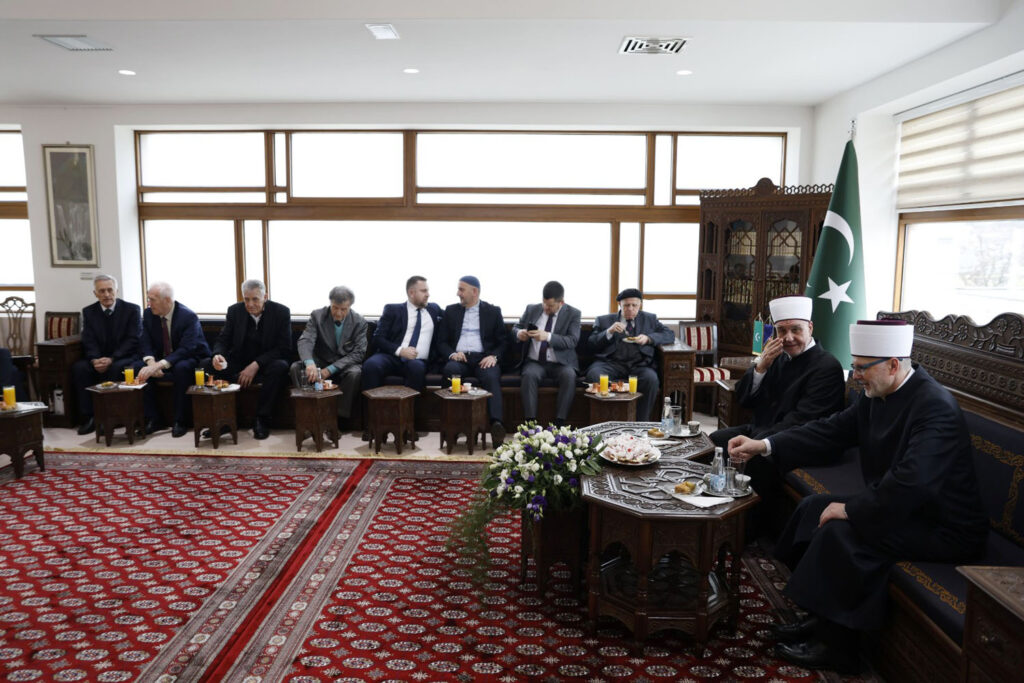 nakon bajram namaza u gazi husref-begovoj dzamiji uslijedilo je svecano cestitanje bajrama reisu-l-uleme huseina ef kavazovica