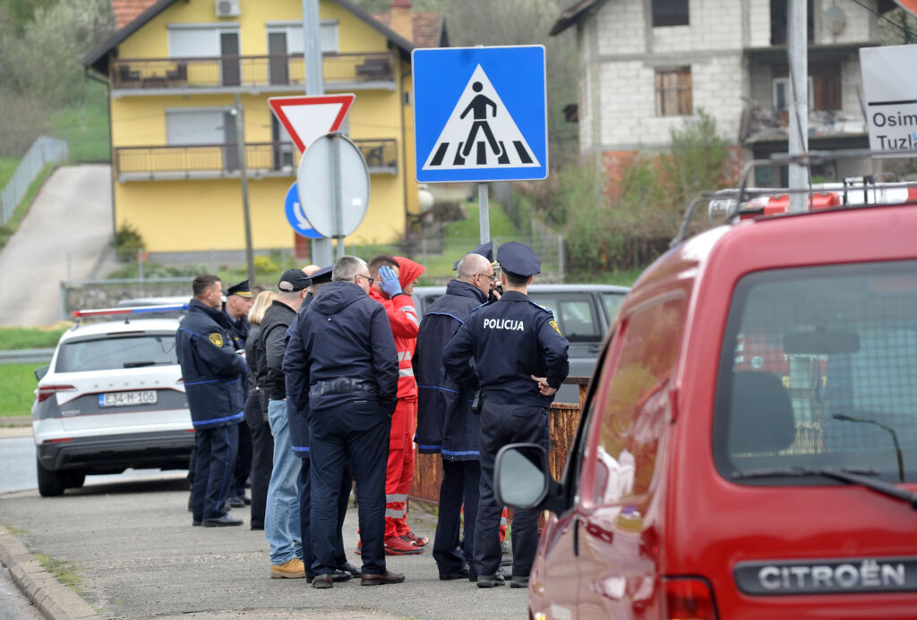 nastavljena potraga koja je usla u cetvrti dan za dvije osobe koje su u srijewdu upale u nabujalu rijeku jalu i od tada se vode kao nestali