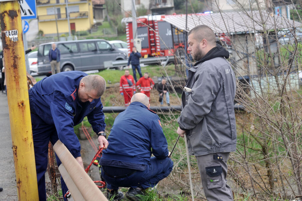 potraga za policajcem i muskarcem koji su nestali u nabujaloj rijeci jali usla je u deseti dan oko 100 spasilaca pretrazuje teren u okolini jezera modrac