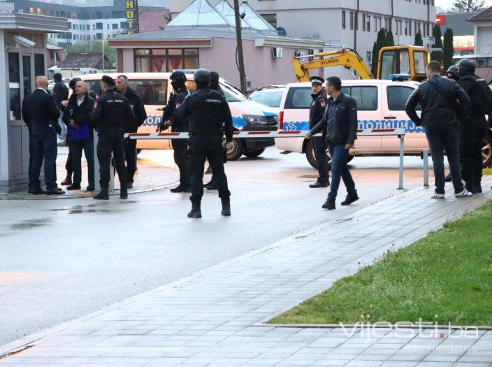 dodika u zgradi vlade u istocnom sarajevu cuvaju specuijalci mupa rs a ispred zgrade se nalaze pripadnici sipa-e