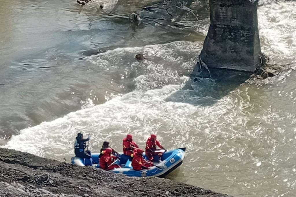 jutros su se u potragu za dvije osobe nestale u nabujaloj rijeci jali uključili i pripadnici federalne uprave civilne zastite