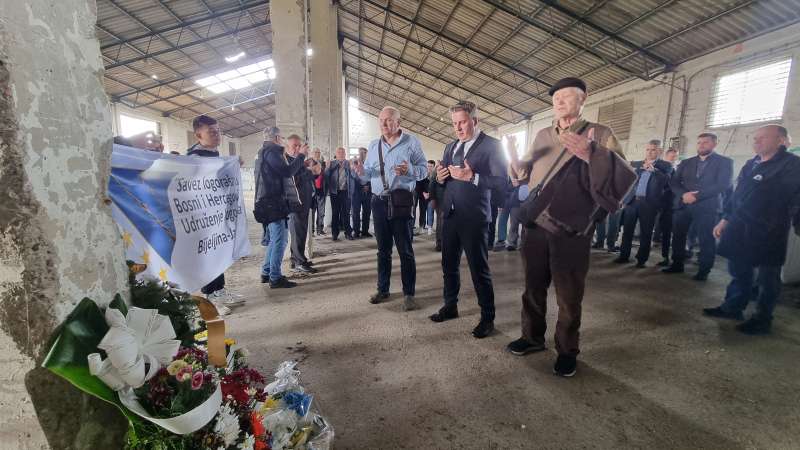 obiljezena godisnjica otvaranja logora batkovic u kojem su muceni i ubijani bosnjaci i hrvati tokom rata 1992 - 1995 godina