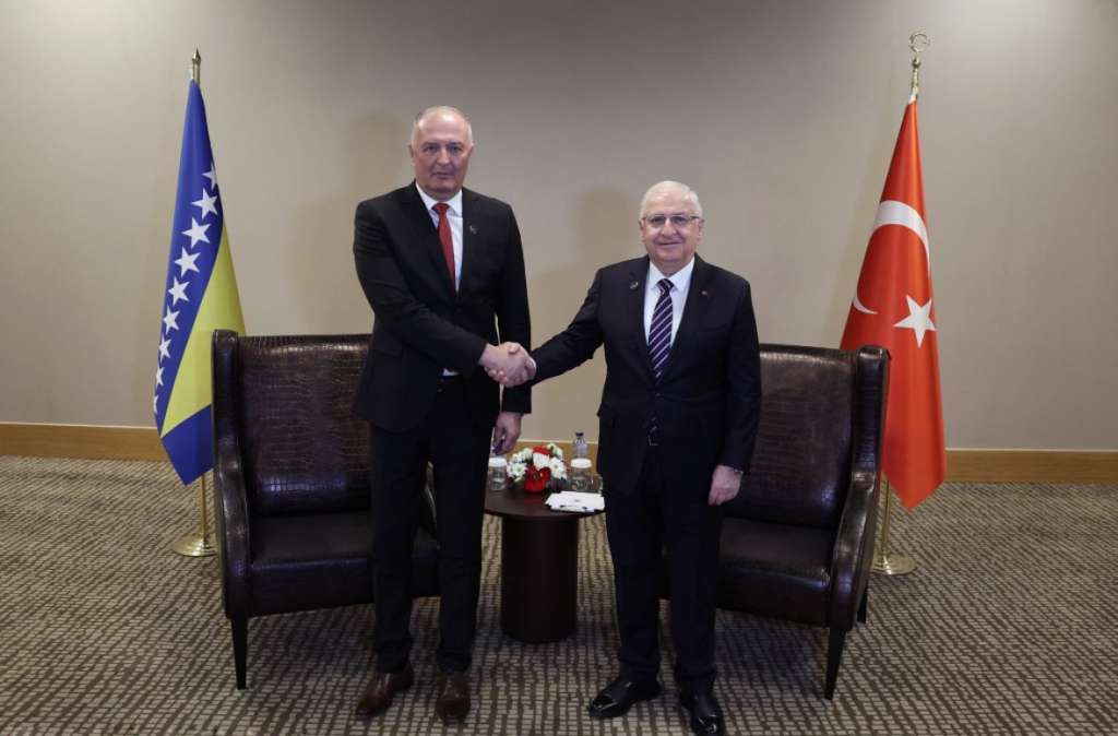 ministar odbrane bih zukan helez sastao se u turskoj sa ministrom odbrane te zemlje Yaşarom Gülerom dogovorena sasradnja