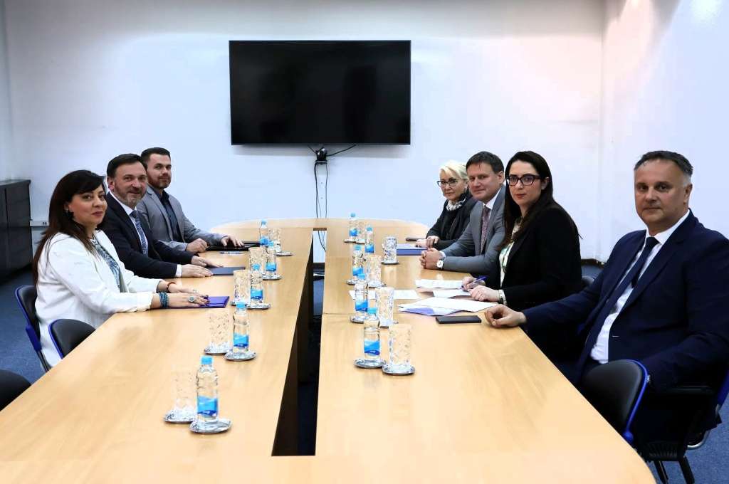 ministar trgovine fbih amir hasicevic potpisao je danas u sarajevu sa predsjednikom privredne komore fbih sporazum o partnerskoj saradnji za izradu strategije razvoja trgovine fbih