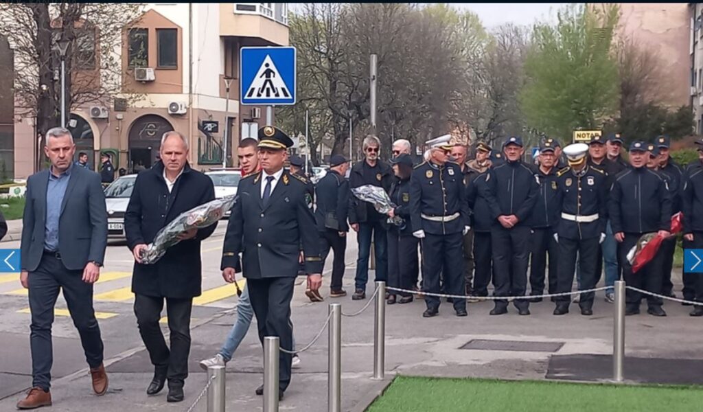 polaganjem cvijeca na spomenik ispred zgrade mup-a tk obiljezen cetvrti april u tuzli