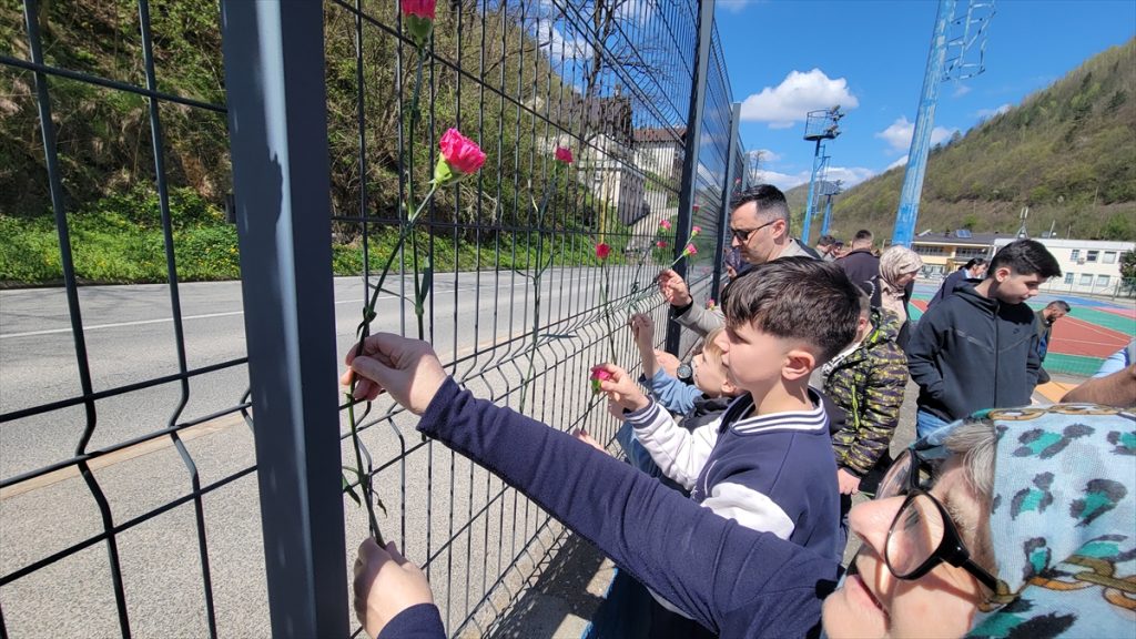 danas je u srebrenici polaganjem cvijea na mjesto zlocina obiljezena 32 godisnjica od masakra na igralistu na kojem je granata ubila 105 osoba