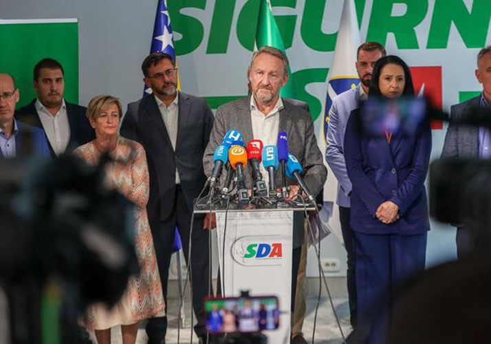 Iz sada izdali saopcenje povodom sinocnjeg pokusaja hapsenja milorada dodika traze od stranac da reaguju na poteze mupa rs i prijetnju da ce upotrijebiti silu i oruzje kako ne bi dozvolili hapsenje predsjednika rs