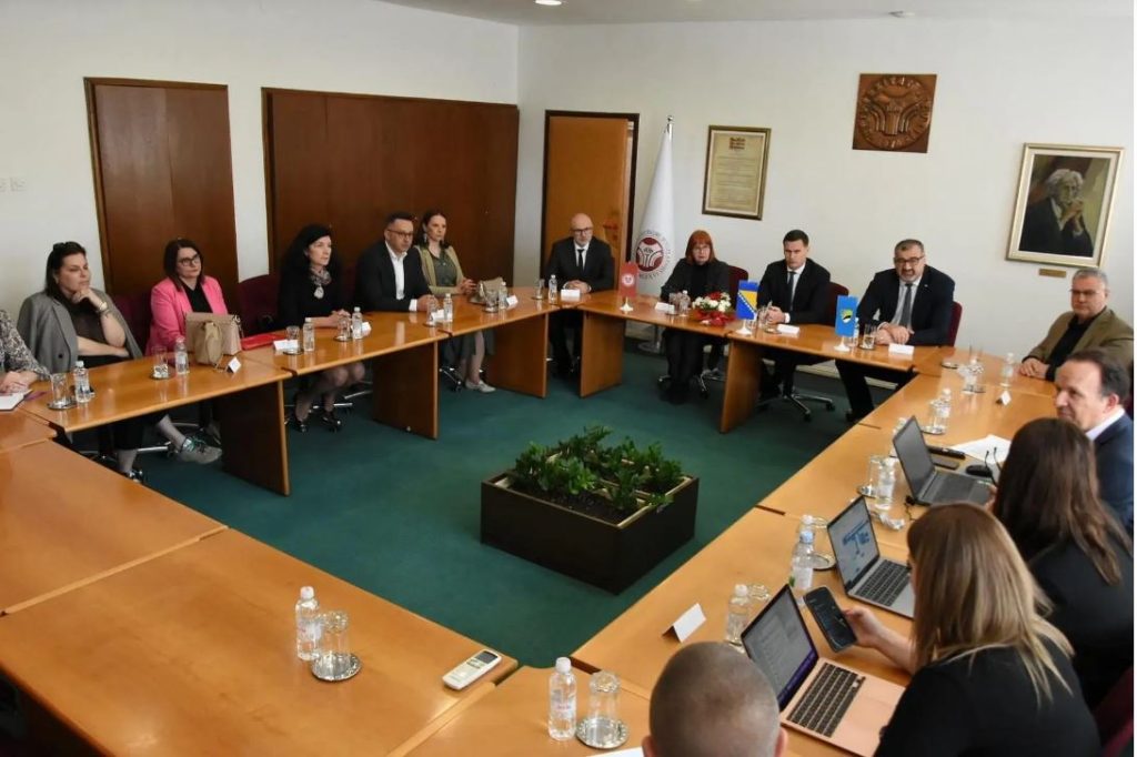 modeli odgovornog poduzetničkog djelovanja – razvoj kompetencija, izgradnja kapaciteta i jačanje poduzetničkog potencijala u tuzlanskom kantonu, naziv je okruglog stola koji je upriličen danas u rektoratu univerziteta u tuzli