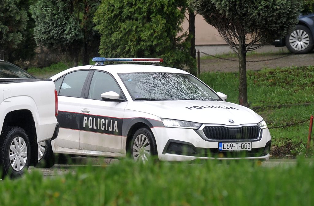 jucer je u jednoj osnovnoj skoli u tuzli doslo do incidenta kada je dvanaestogodisnji ucenik prijetio vrsnjaku da ce ga napasti hladnim oruzjem slucaj prijavljen policiji