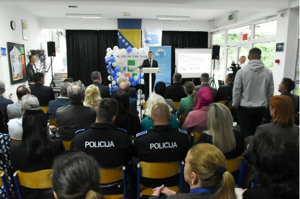 premijer tk irfan halilagic posjetio je gimnaziju mustafa novalic u gradaccu