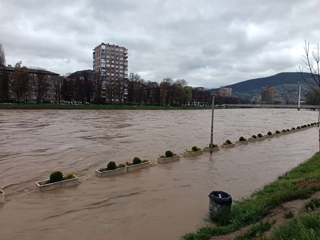 pronadjeno bezivotno tijelo zene ciji je nestanak i skok u nabujalu rijeku bosnu prijavljen krajem marta u kaknju