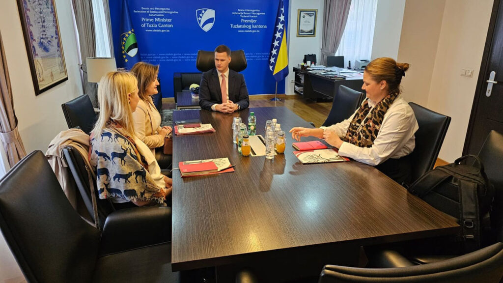 premijer vlade tk irfan halilagic se sastao da direktoricom fondacije tuzlanske zajednice jasnom jasarevic i njenim saradnicama