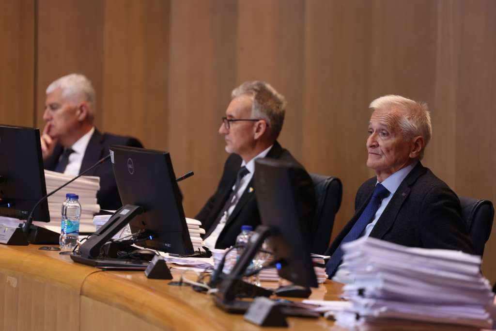 predsjedavajući doma naroda nikola spirić nije na glasanje stavio prijedlog koji je potpisalo osam delegata u domu naroda a ticao se smjene njega i jos dvojice ministara snsd-a