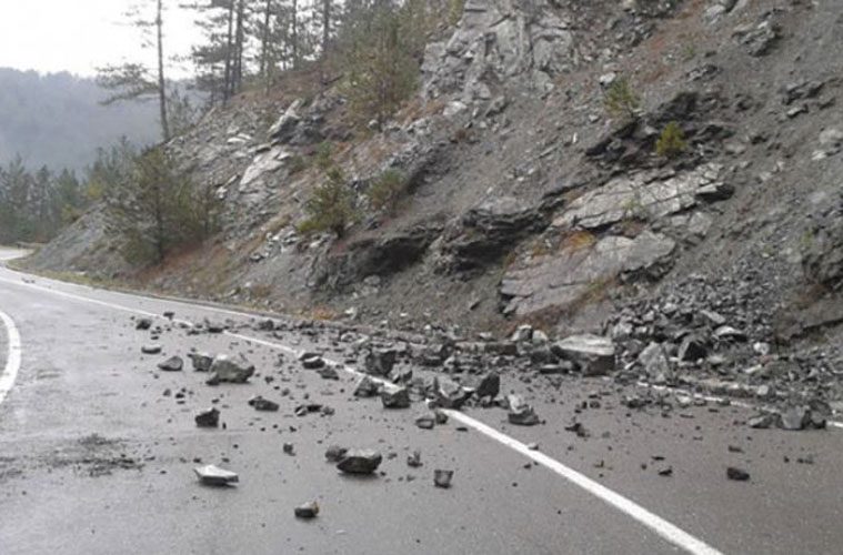 iz bihamka ovog jutra upozoravaju vozace da su u visim planinskim prevojima moguci odroni na putevima