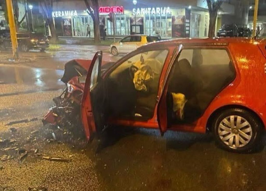 u kasnim vecernjim satima dogodila se teska saobracajna nesreca u kojoj su ucestvovala dva automobila na kojima je pricinjena velika materijalna steta nema informacija io povrijedjenim osobama