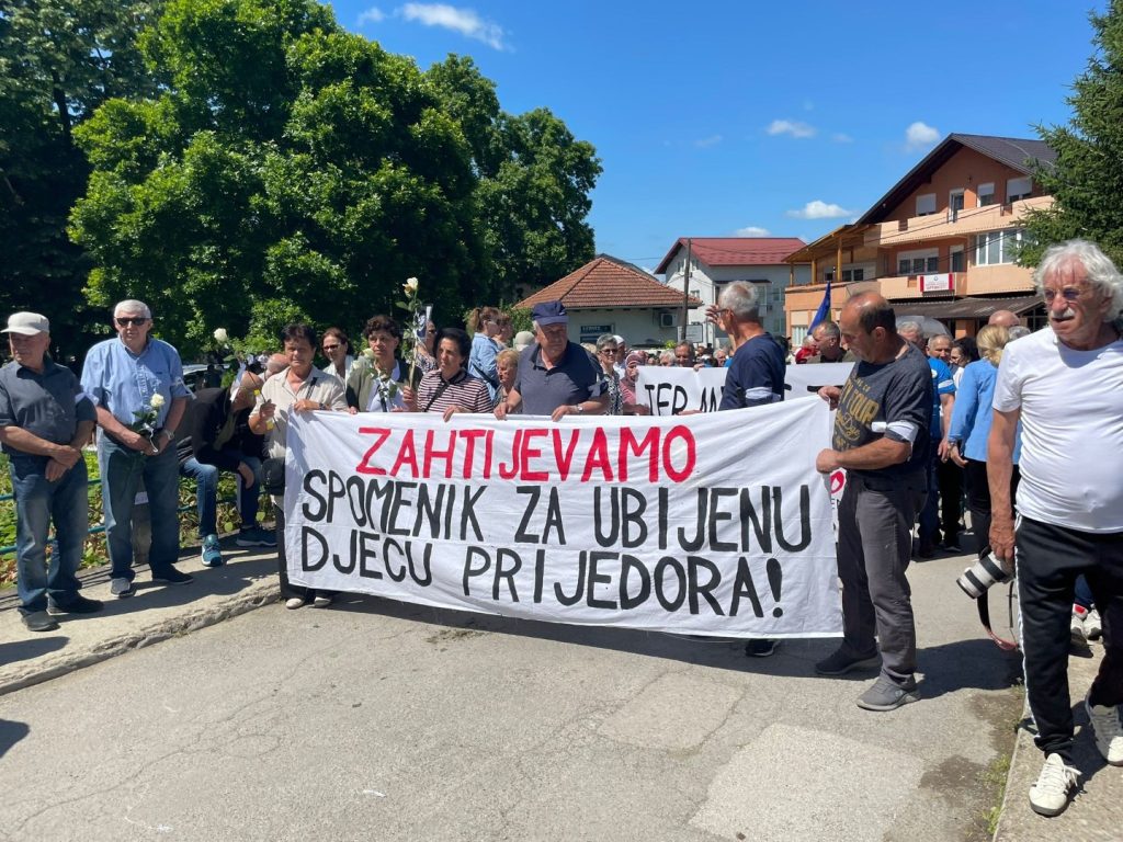 u prijedoru je danas obiljezen dan bijelih traka godisnjica od pocetka ubijanja nesrpskog stanovnistva na ovom podrucju