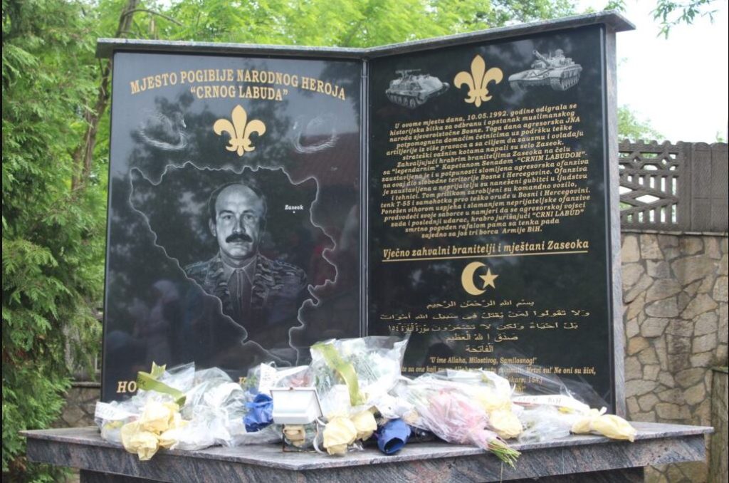 u sklopu dana odbrane sapne u zaseoku obiljezena godisnjica pogibije heroja odbranbenao-oslobodilackog rata mehdina hodzica senada i njegovih saboraca