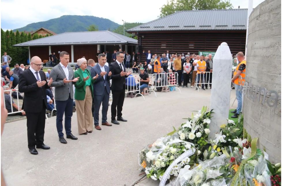 delegacija vlade tk predvodjena premijerom irfanom halilagicem prissustvovala kolektivnoj dzenazi bratuncana ubijenih u rati 1992- 1995 na mezarju veljaci