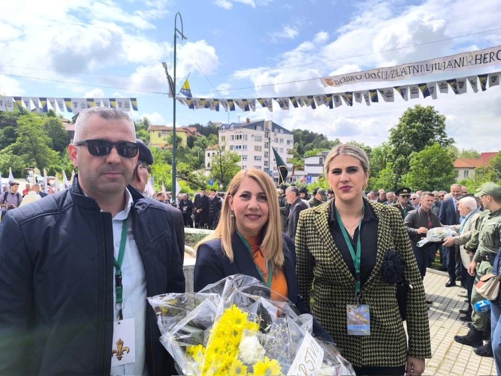 Ministrica za boračka pitanja Tuzlanskog kantona Senada Dizdarević sa ministricom za prostorno uređenje i zaštitu okolice TK Anelom Ajšić i ministrom MUP-a TK Nedžadom Bristrićem prisustvovala je danas obilježavanju Dana Zlatnih ljiljana BiH u Kaknju