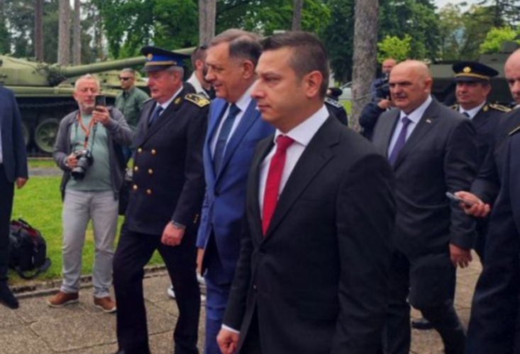 uprskos zabrani i prijetnji da ce biti kaznjeni organizatori u kasarni kozara na obiljezavanju treceg pjesadijskog puka os bih prisustvuju dodik stevandic i viskovic