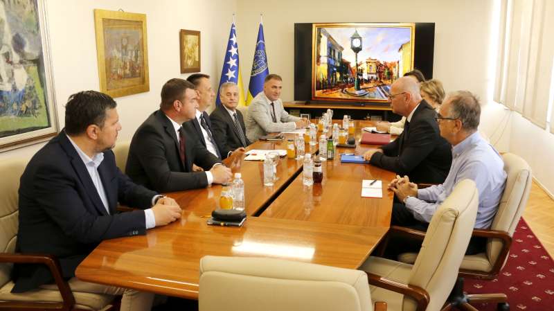 federalni ministar energije rudarstva i industrije vedran lakic posjetio je danaz zijada lugavica u gradskoj upravi tuzla