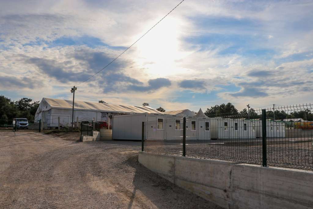 prilikom sukoba vise osoba u migrantskom kampu lipa kod bihaca smrtno je stradao pakistanaca iz policije usk navode da je doslo do upotrebe