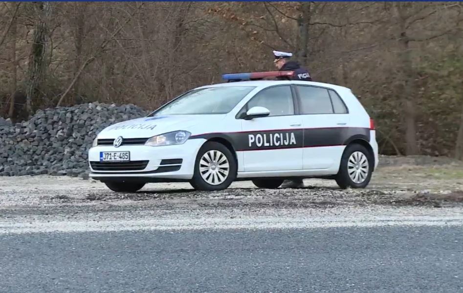 u saobracajnoj nesreci kod kladnja kada je vozacica izgubila kontrolu nad vozilom i sletjela sa kolovoza poginuo je suvozac