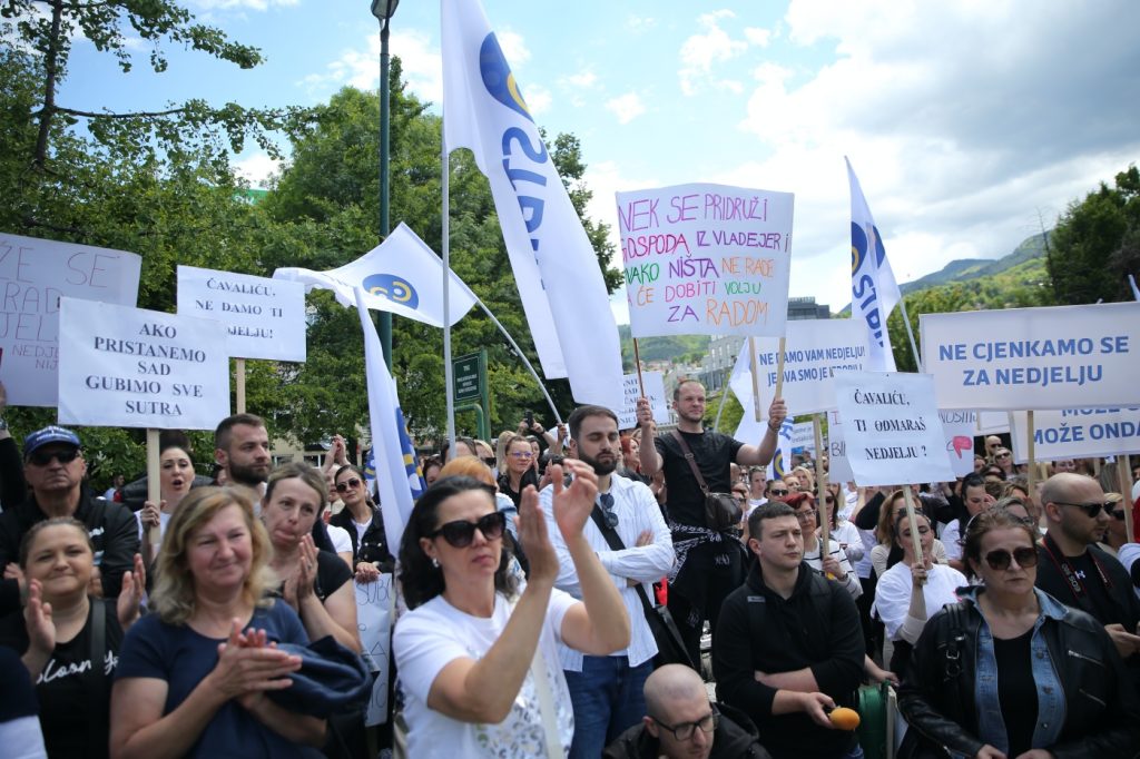 radnici iz sektora trgovine danas su odrzali protest ispred sjdeista doma sindikata u sarajevu nezzadovoljni ponovnim pokusajem da se uvede radna nedjelja