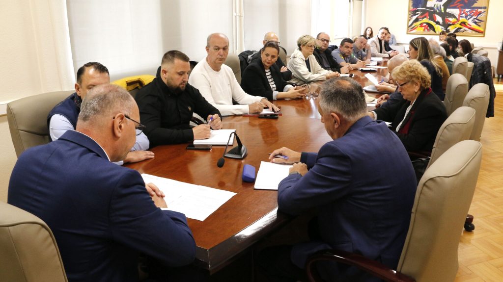 u sjedistu gradske uprave tuzla odrzan sastanak organizacionog odbora za obiljezavanje komemoracije povodom 30 godina od zlocina na kapiji