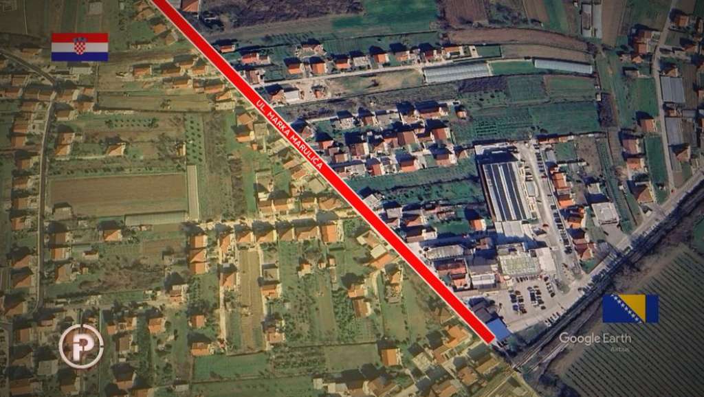 u kucu koja se nalazi u bih a na pogranicnom prelazu sa hrvatskom moguce je uci samo iz hrvatske ov cudna situacija zabiljezena je u metkovicu a vlasnik kuce se susrece sa mnogim problemima