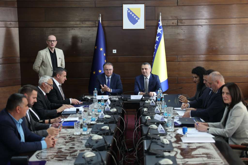 vlada fbih osigurala je sredstva u iznosu od vise od 4,8 milona km za pomoc domacinstvima i infrastrukturi podrucjima pogodjenim poplavama