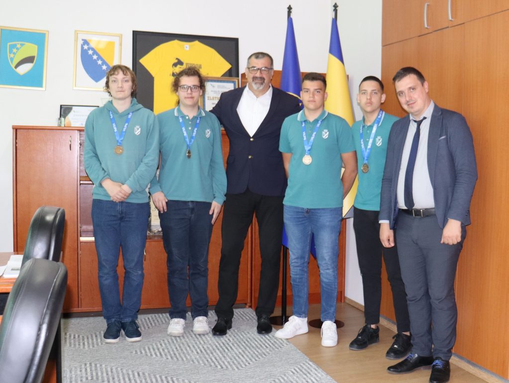 predsjednik skupstine tuzlanskog kantona zarko vujovic uprilicio je prijem za ucenike ricmond park medjunarodne srednje skole tuzla koji su na olimpijadi inovacija vilipo 2025 osvojili dvije zlatne medalje i specijalnu grand nagradu