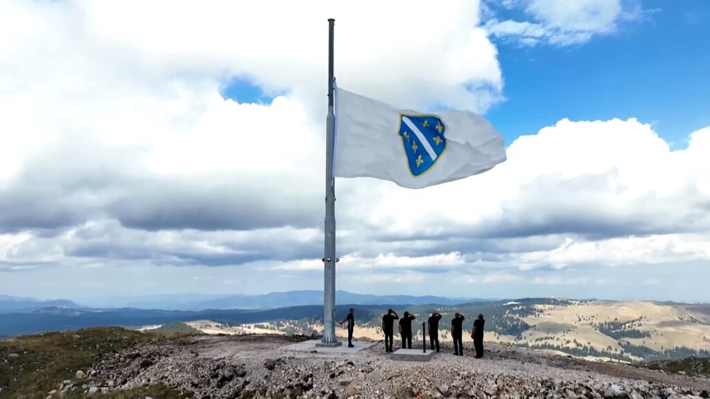 na danasnji dan predsjednistvo bih prihvatilo prijedlog za idejno rjesenje zastave bih prihvacena zastava sa ljljinaima koja se nedugo zatim zaviorila ispred sjedista un u new yourku