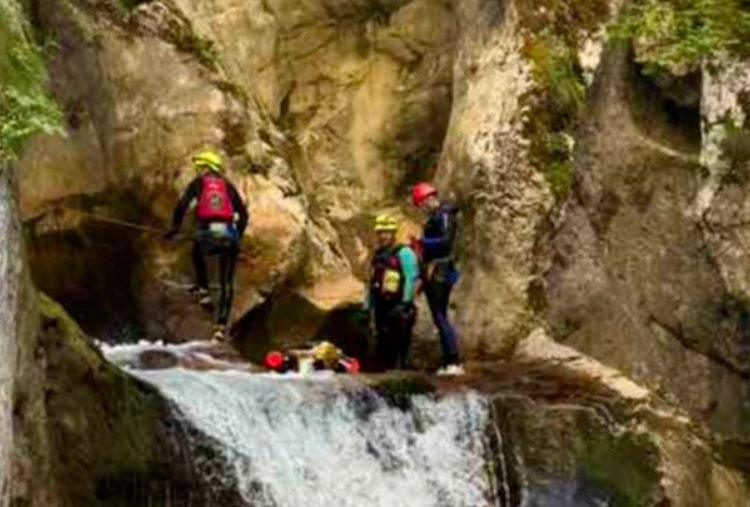 drzavljanin velike britanije smrtno je stradao u koritu rijeke hrcavke na podrucju foce prilikom koristenja turističke ponude kanjoning