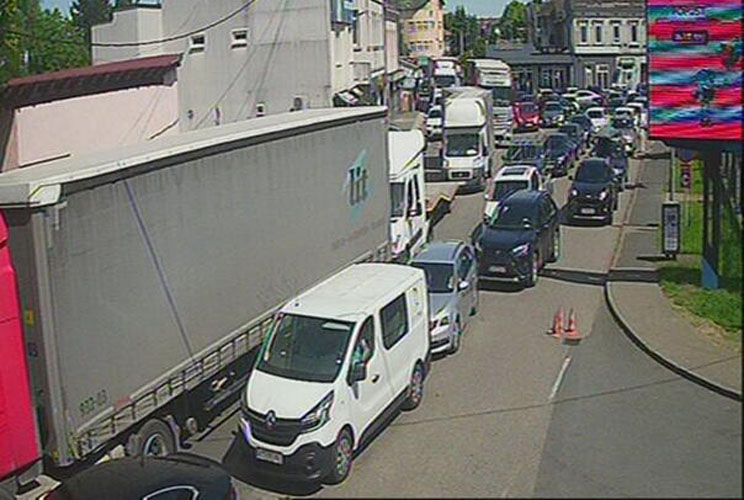 na nekoliko granicnih prelaza duge su kolone formirane na izlazu iz bih