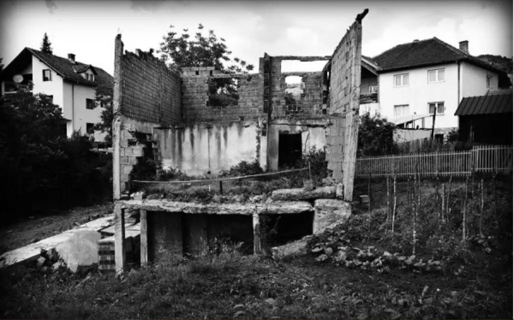 prije 33 godine u pionirskoj ulici u visegradu u kuci je zivo spaljeno preko 70 zena djece i staraca