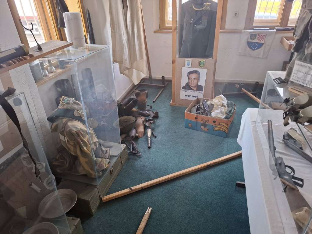 protekle noci u sanskom mostu nepoznata osoba ili vis e njih provalili su u muzej armije rbih i ukrali i osttili nekoliko vrijednih eksponata