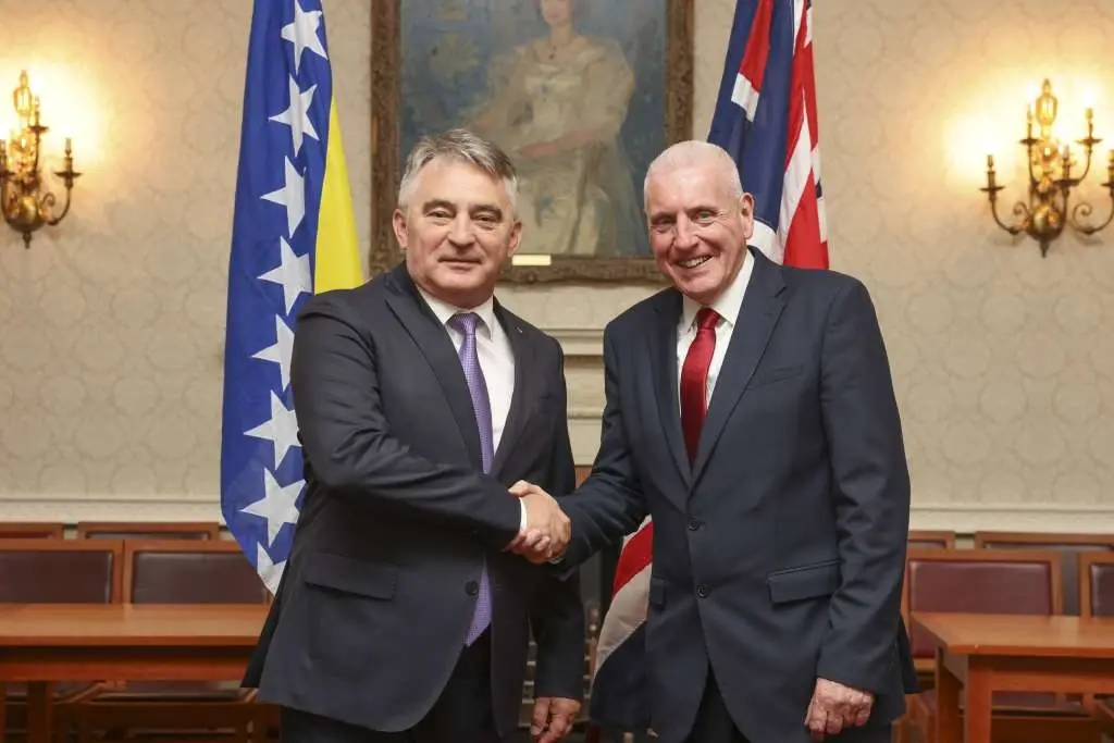 clanovi predskednistva bih zeljko komsic i denis becirovic posjetuili su veliku britanije gdje je razgovorano izmedju ostalog i o rusenju drzavnog poretka od starne politicara izt rs