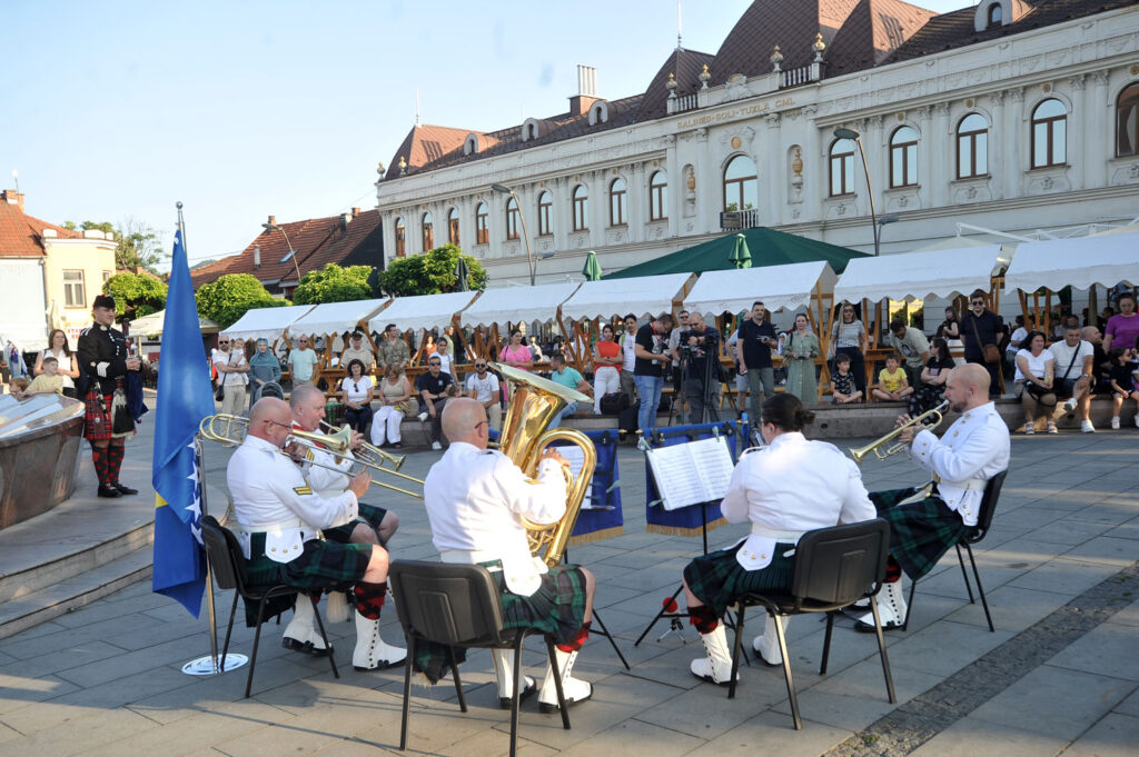 britanski vojni orkestar koji ove sedmice boravi u bih veceras je odrzao koncert na trgu slobode u tuzli