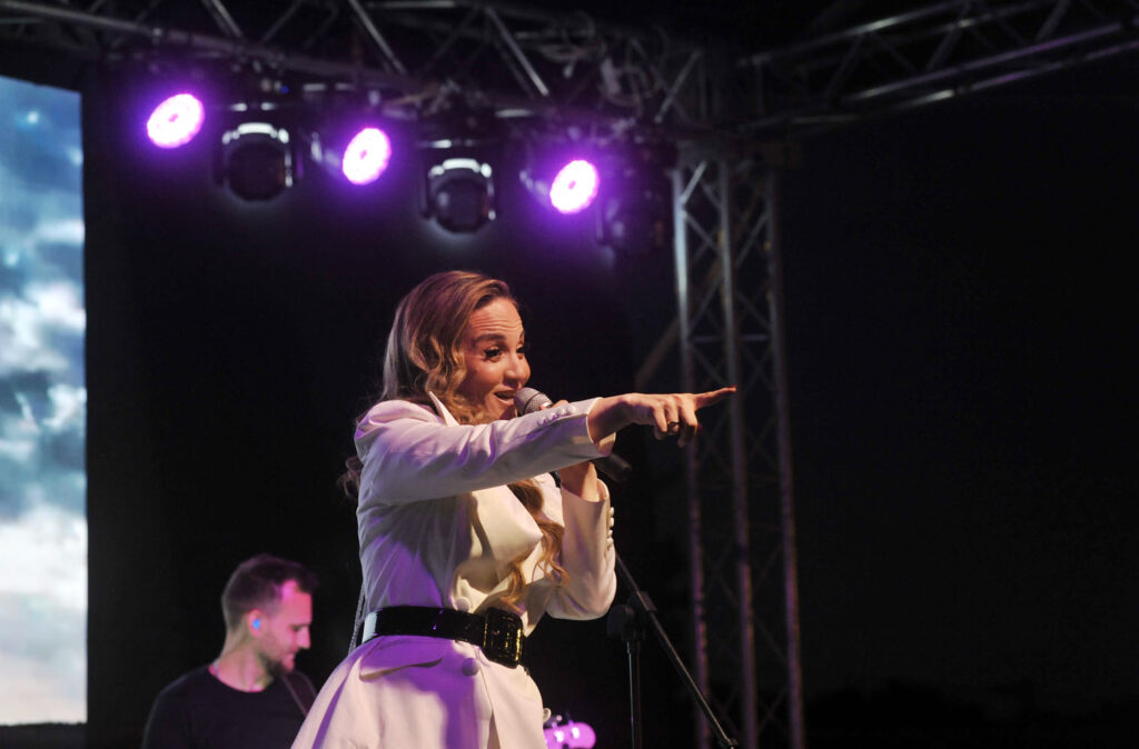 koncertom pop dive jelene tomasevic na trgu slobode u tuzli otvorena je ljetna turisticka sezona u tuzlanskom kantonu