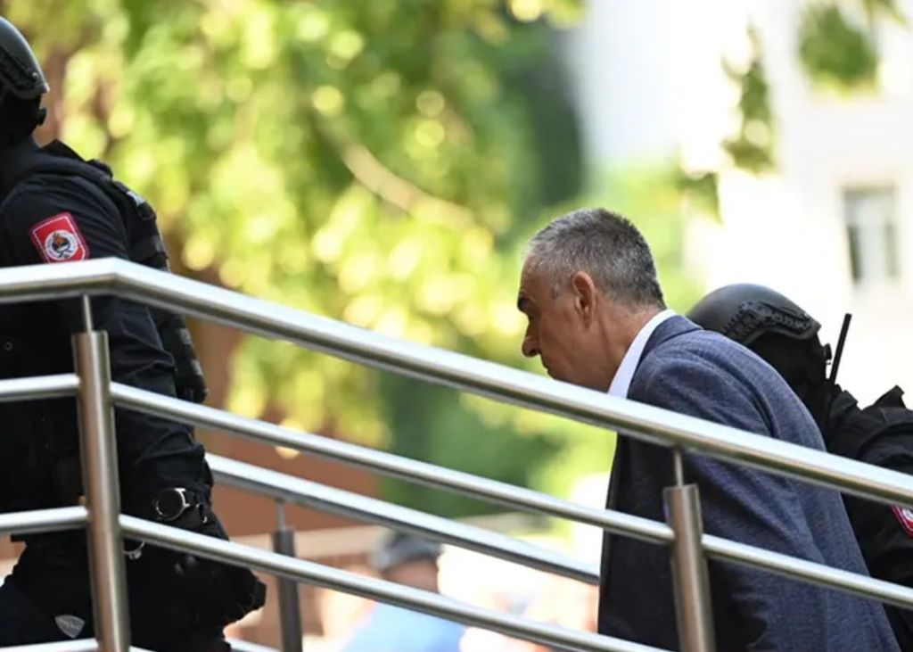 Sluzbenici mup-a rs jutros su predjednika sds-a i gradonacelnika teslica milana milicevica i dvojhicu saradanika predali u nadleznost tuzilastva rs