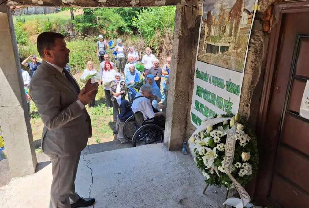 ministar za ljudska prava i izbjeglice bih selvid hurtic oda je pocast zrtvama zive lomace u visegradu