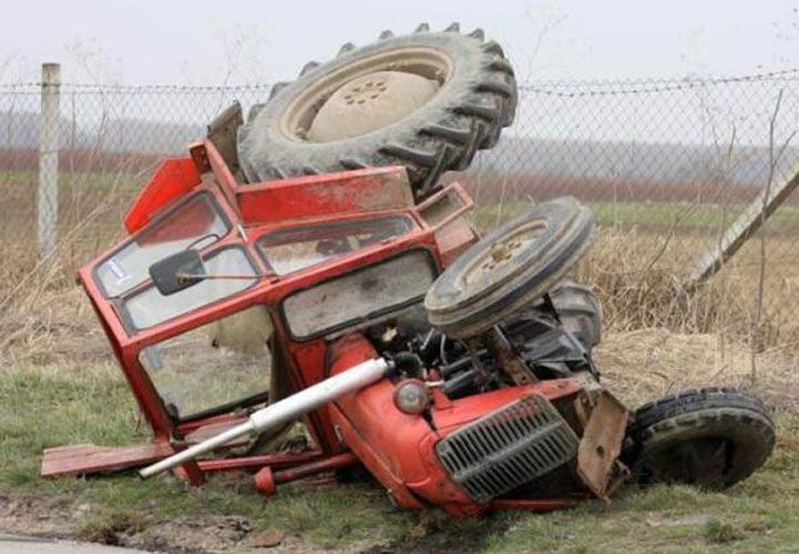 u tuzlanskom naselju lipnica prilikom prevrtanja traktora poginuo muskarac tacnije podlegao od zadobivenih povreda u ukc tuzla