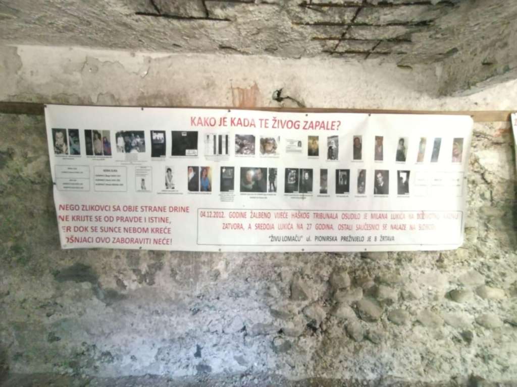 u visegradu obiljezena 33 godisnjica od zive lomace u kojoj su zivi zapaljena djeca zene i starci njih preko 70