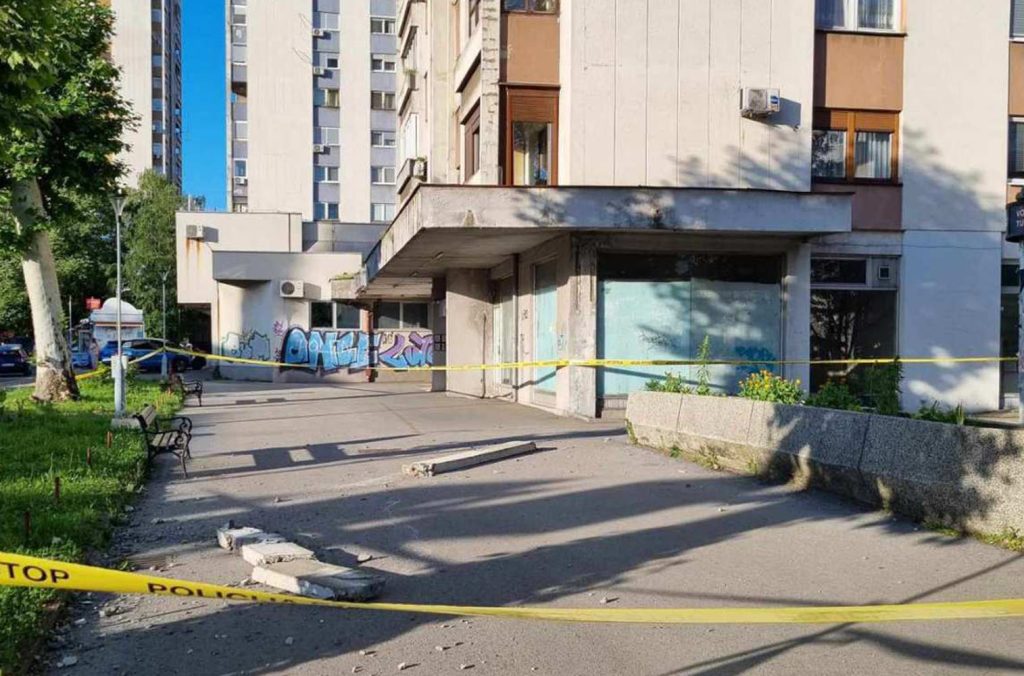 u poslijepodnevnim satima u tuzlanskom naselju irac otpao je komad konstrukcije nebodera koji je pao na na travnjak ispred zgrade prema nezvanicnim informacijama nije bilo povrijedjenih a osetecen je jedan automobil